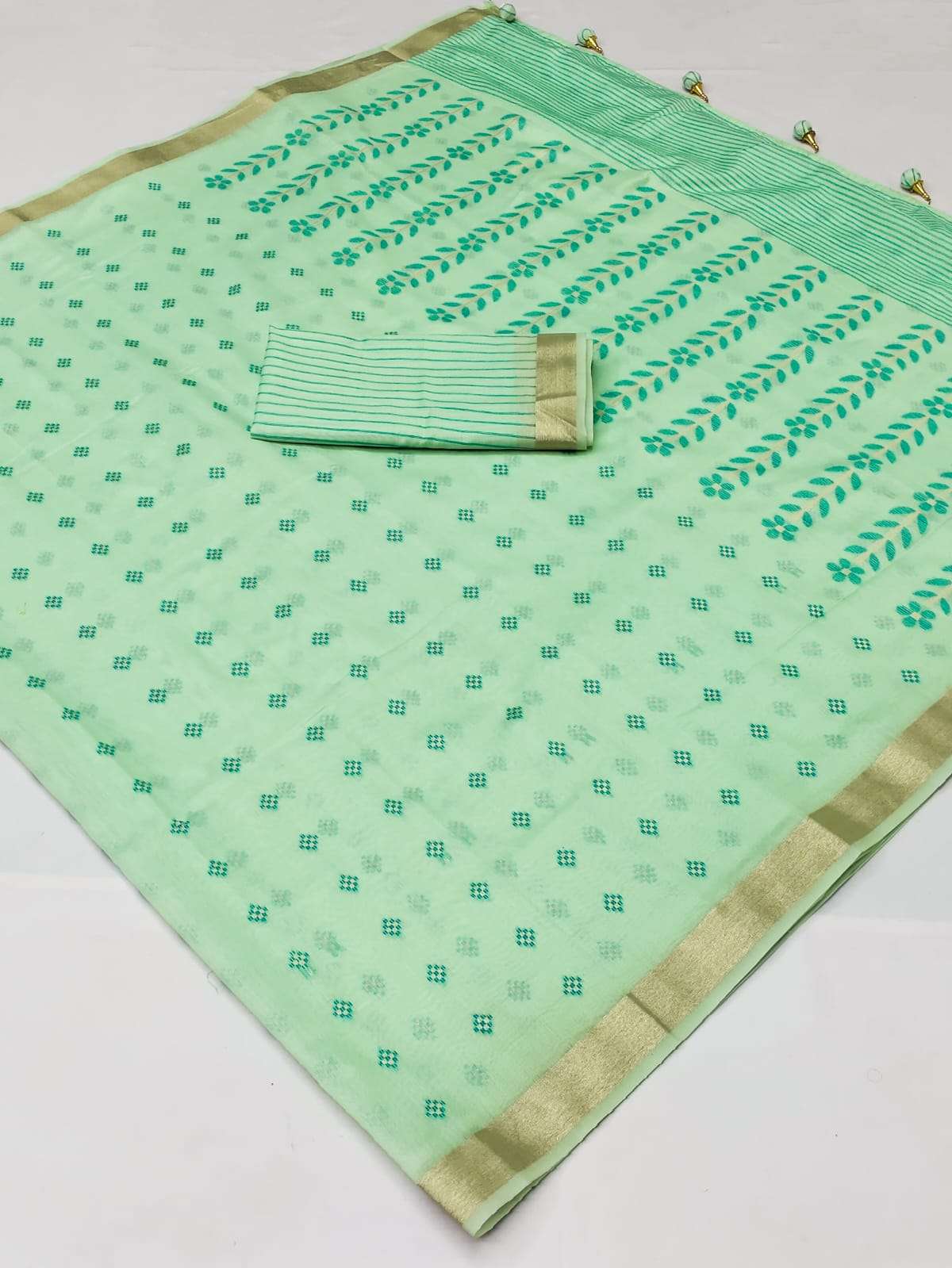 Fern Green Viscose Linen Handloom Saree With Handmade Tassels