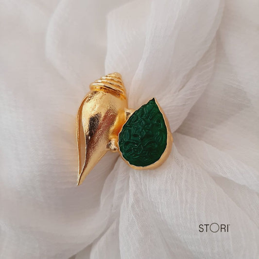 Golden Shell & Green Carved Quartz Finger Ring