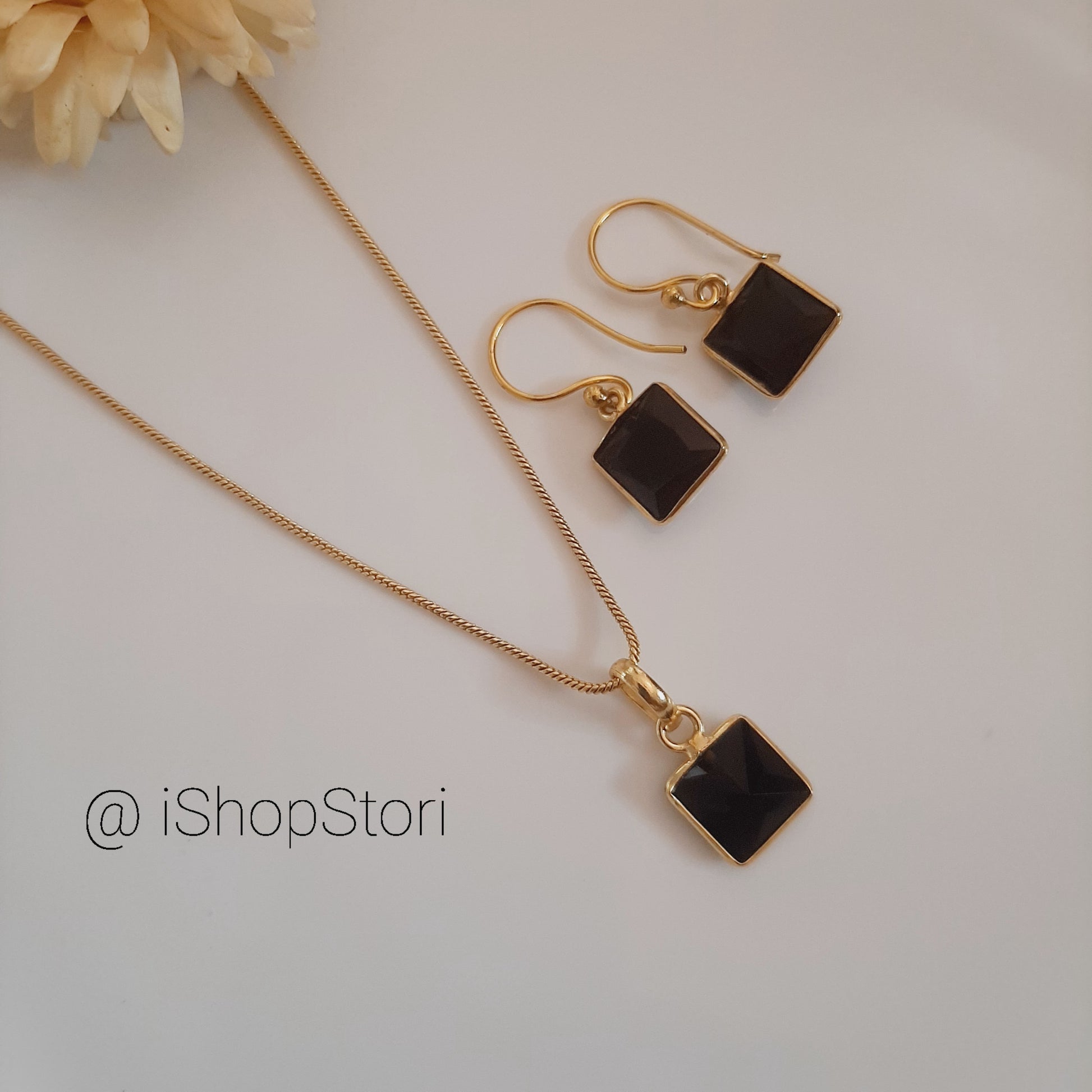 Geetika Glossy Square Stone Neckpiece With Earrings