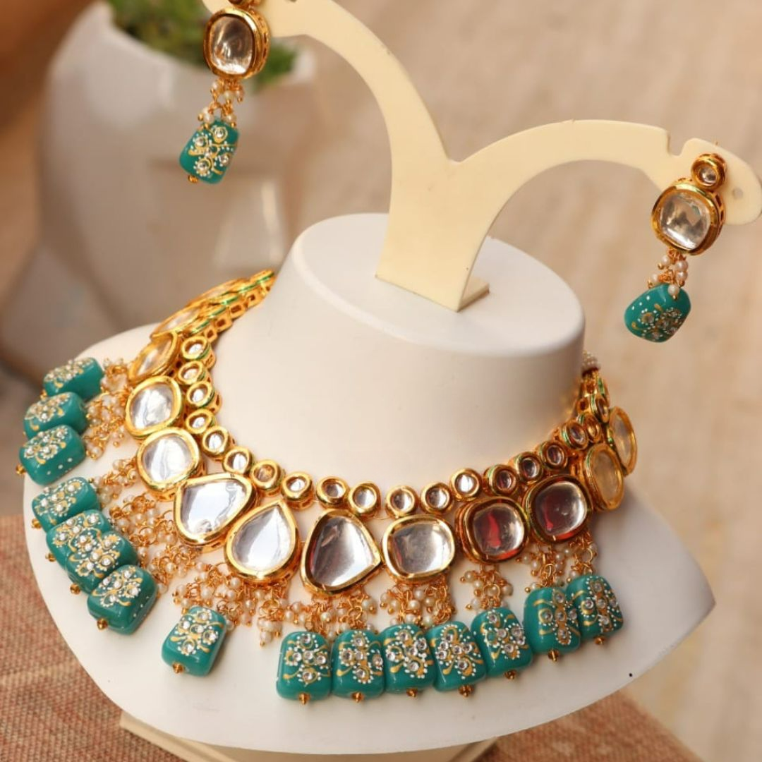 Seagreen gold necklace for women in a kundan-inspired design.