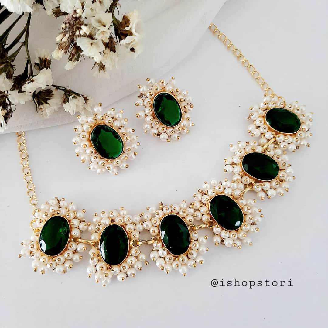 Oval glossy stones and pearls beads necklace in a chic design in green color.