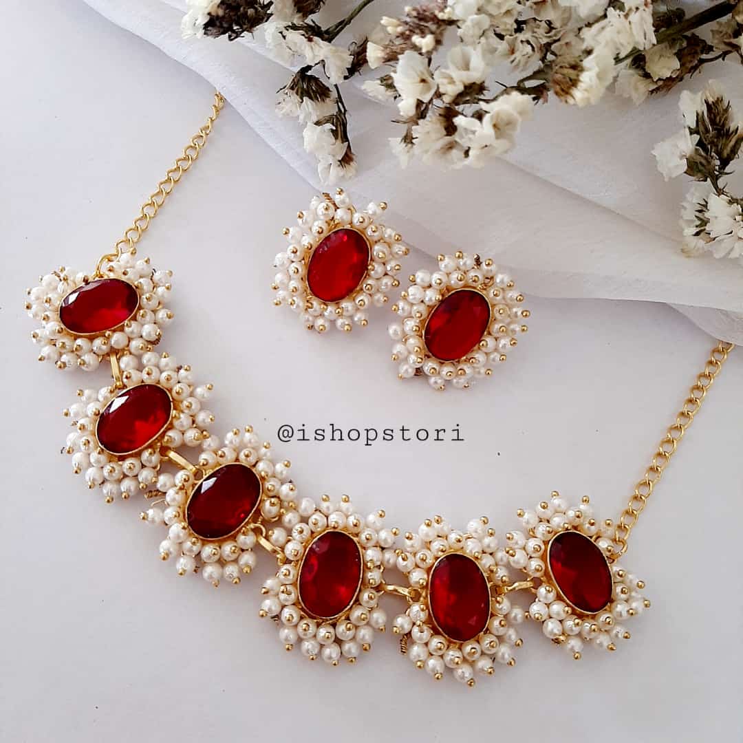 Oval glossy stones and pearls beads necklace in a chic design in red color.