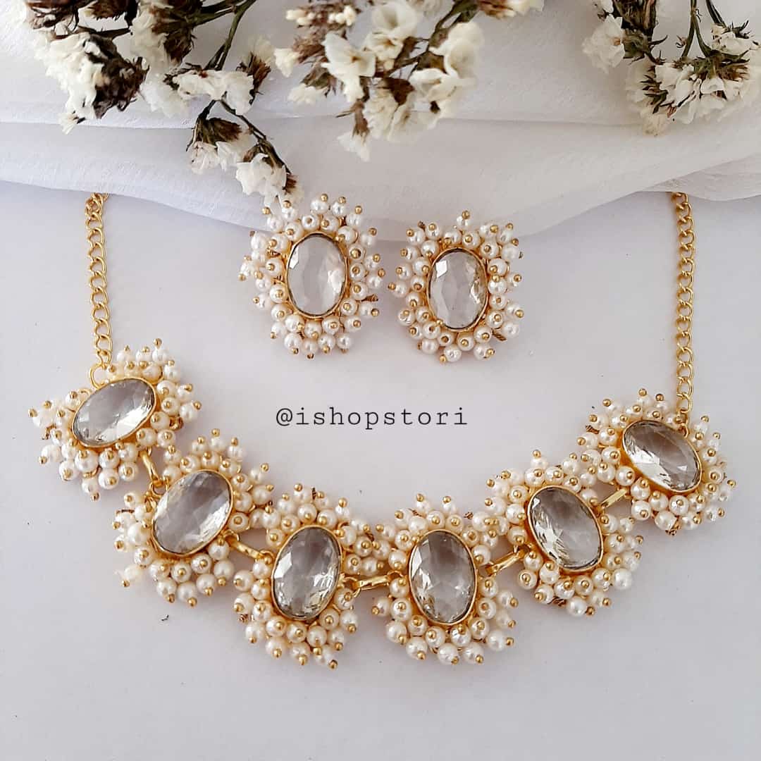 Oval glossy stones and pearls beads necklace in a chic design in silver color.