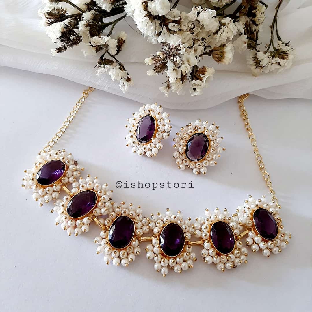 Oval glossy stones and pearls beads necklace in a chic design in purple color.