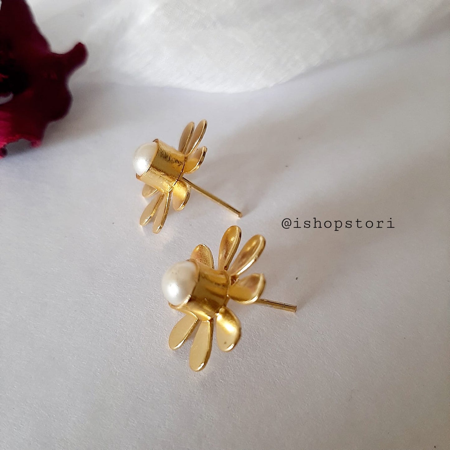 Flores Single Flower Golden Earrings