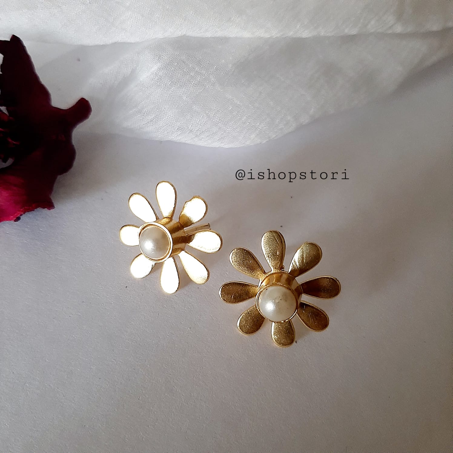 Flores Single Flower Golden Earrings